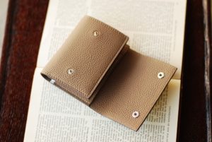 ダブルホック　『三つ折り財布』　開いたトコロ